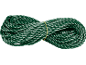 Groen touw opgerold in een achtvorm, vastgezet met een geel elastiekje.