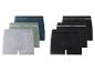 Drie paar boxershorts in verschillende kleuren.