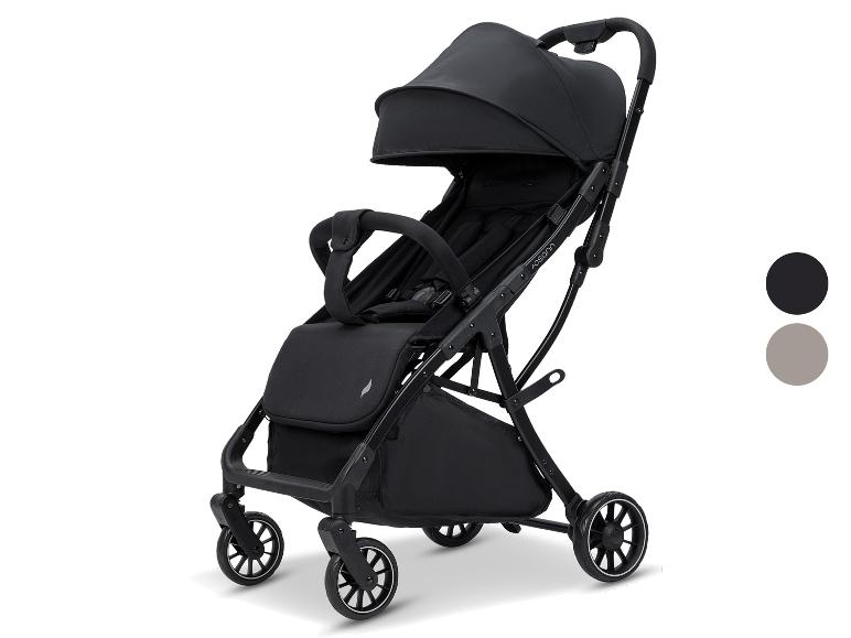 Zwarte kinderwagen met kap en wielen, met zwarte en grijze kleurstalen.