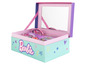 Een roze Barbie doos met een spiegel, haarborstel en haaraccessoires.