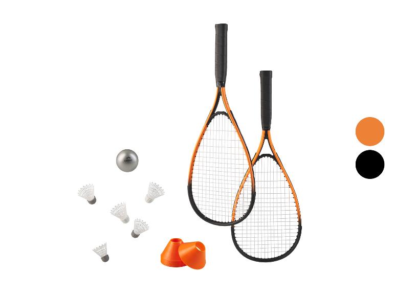 Set van twee oranje en zwarte badmintonrackets, een zilveren bal, shuttles en oranje pionnen.