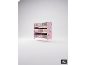 Roze kinderopbergmeubel met hert- en egelmotief, voorzien van negen stoffen dozen.