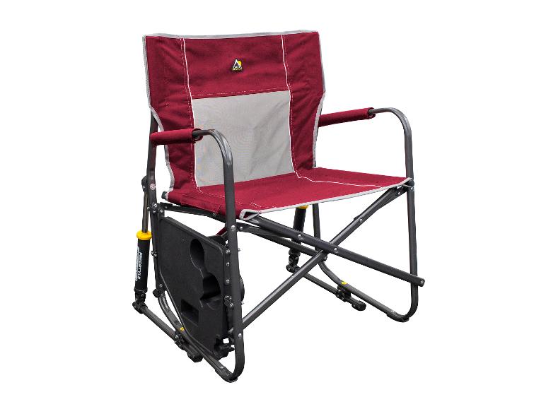 Een rode vouwstoel van het merk Go! Outdoors met een bekerhouder.