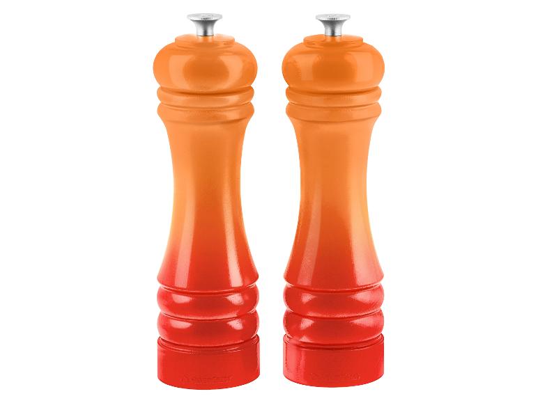 Twee oranje en rode peper- of zoutmolens met een kleurverloop
