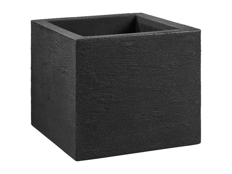 Vierkante zwarte plantenbak met een ruwe textuur.