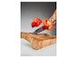 SILVERCREST® Premium hakblok met een in de lucht gesneden rode paprika.