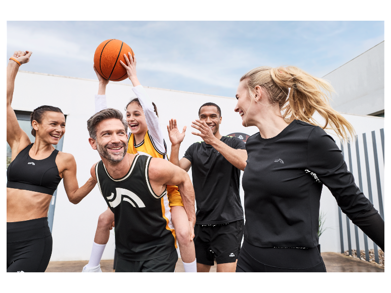 Een gezin draagt Craft sportkleding en speelt basketbal.