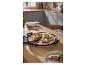 SILVERCREST® gietijzeren pizzaplaat met een vers gebakken pizza op een houten tafel