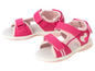 Twee roze sandalen met hartjes voor meisjes.