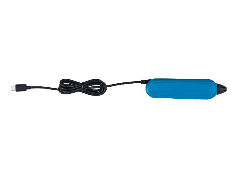 Een blauwe 3D-pen met een opgerolde zwarte USB-C-kabel.