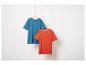 Twee effen t-shirts, blauw en oranje, hangen aan houten hangers.