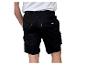 Man in wit T-shirt en zwarte shorts met zijzakken en gele details.