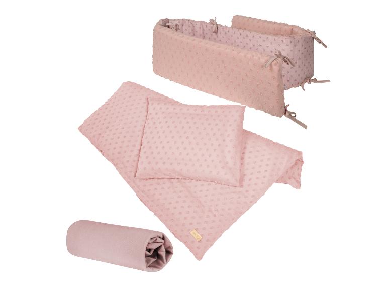 Roze babybeddengoedset met bedomrander en deken.