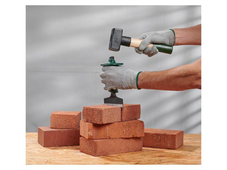 Bakstenen, hamer en beitel: metselgereedschap.