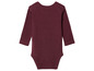 Een donkerrode baby-body met lange mouwen.