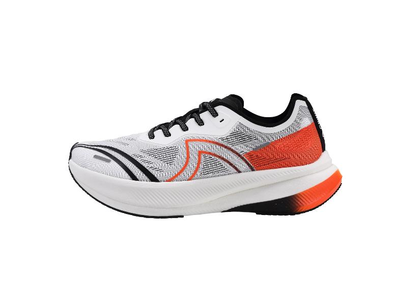 Witte hardloopschoen met oranje en zwarte accenten, zijaanzicht.