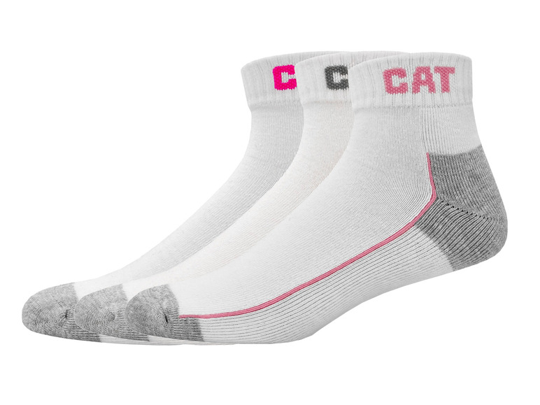 Drie paar witte Cat sokken met roze accenten.