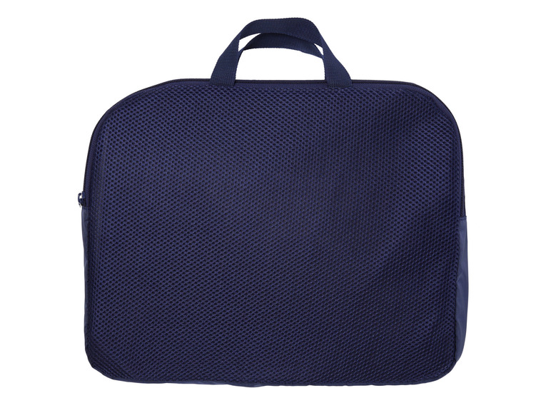 Een donkerblauwe mesh-tas met handvatten.