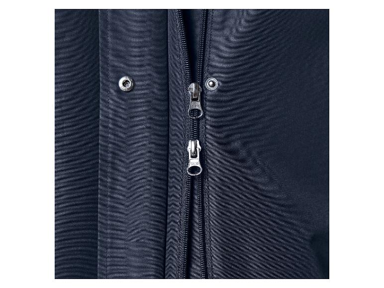 Close-up van een donkerblauwe jas met rits en drukknopen