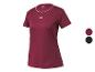 Bordeauxrood sport-T-shirt met korte mouwen en witte details, met twee kleurcirkels ernaast.