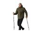 Een man in een groene jas en zwarte broek houdt twee trekkingstokken vast.