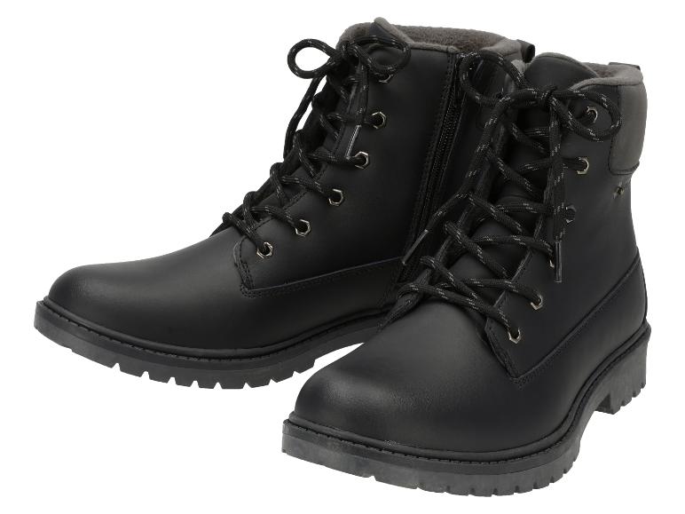 Een paar zwarte veterschoenen met rits op een witte achtergrond.