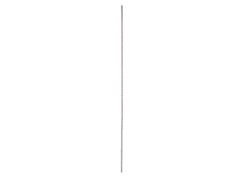 Dunne, rechte staalkabel op een witte achtergrond.