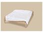 Houten bed met beige beddengoed en wit gewatteerd dekbed.