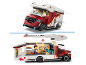Speelgoedcamper met twee minifiguren, toont exterieur en interieur met open dak en zijkant.