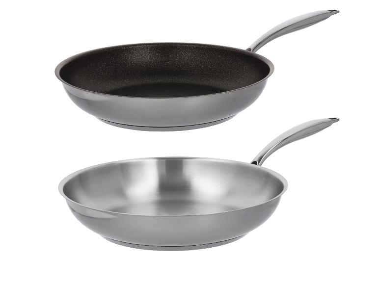 Twee koekenpannen, één met antiaanbaklaag en één van roestvrij staal.