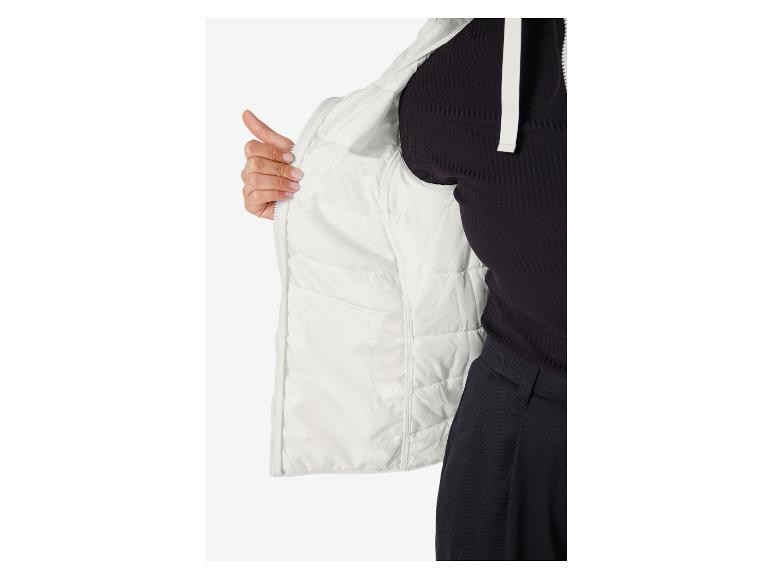 Een witte, gevoerde jas met rits geopend, zichtbaar van binnen.