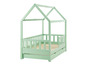 Een lichtgroen houten kinderbed met een dakje en twee laden.