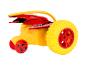 Een gele en rode speelgoedauto met grote wielen.