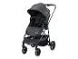 Donkergrijze kinderwagen met zonnekap en boodschappenmand.