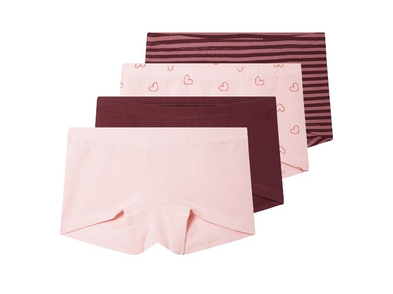 Drie pakjes meisjesonderbroeken in roze en bordeauxrood.