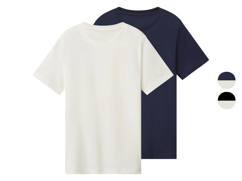 Twee heren T-shirts met korte mouwen, één crème en één donkerblauw.
