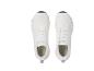 Een paar witte sportschoenen met zwarte en grijze details, van bovenaf gezien.