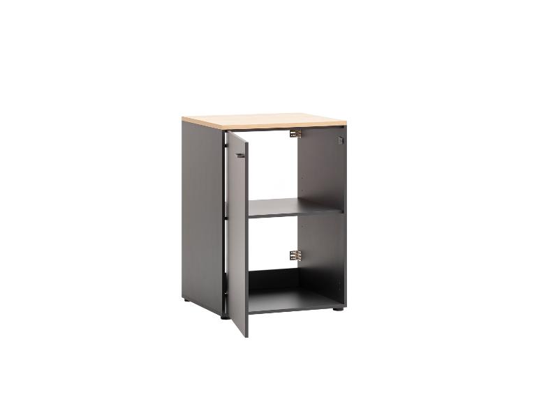 Grijze kantoorkast met licht houten blad en open deur, met een plank zichtbaar.