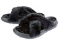 Twee paar zwarte, pluche slippers met gekruiste banden.