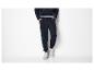 Man in donkerblauwe hoodie en joggingbroek