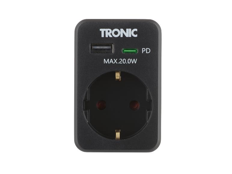 Zwarte reisadapter met USB-poort en stopcontact, 20W vermogen.