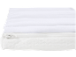 Witte matrashoes met rits en gewatteerd oppervlak.