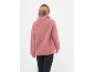 Vrouw van achteren met roze fleecejack en zwarte broek.