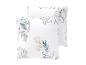 Twee witte kussens met blauwe en beige bloemmotieven.
