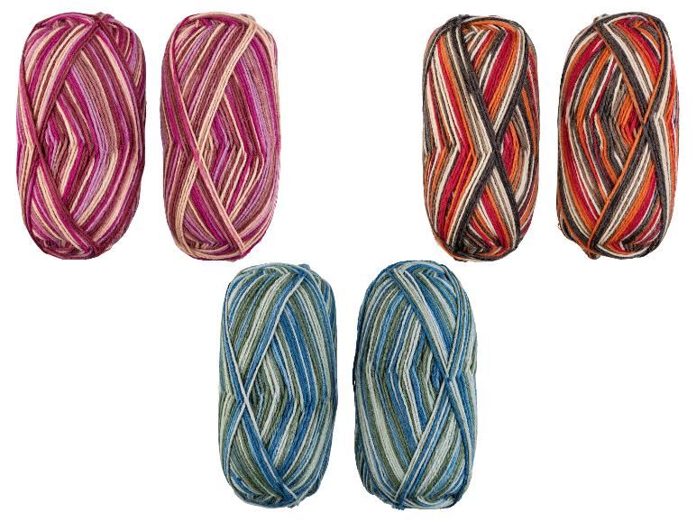 Drie bollen garen in verschillende kleuren om te breien.