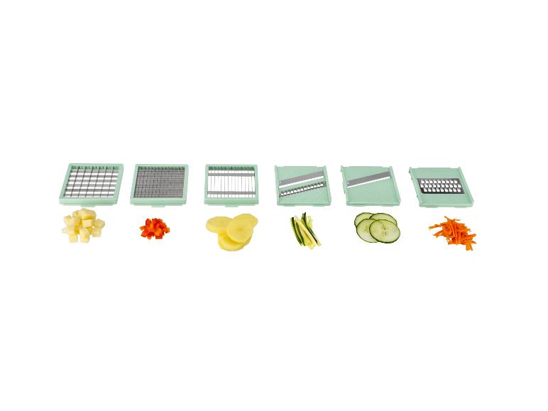 Diverse groentesnijderopzetstukken met gesneden aardappelen, paprika's, komkommers en geraspte wortels.