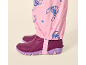 Roze kinderregenbroek met cartoonfiguurprint en paarse laarzen