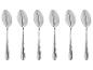 Zes zilveren eetlepels op een rij op een witte achtergrond