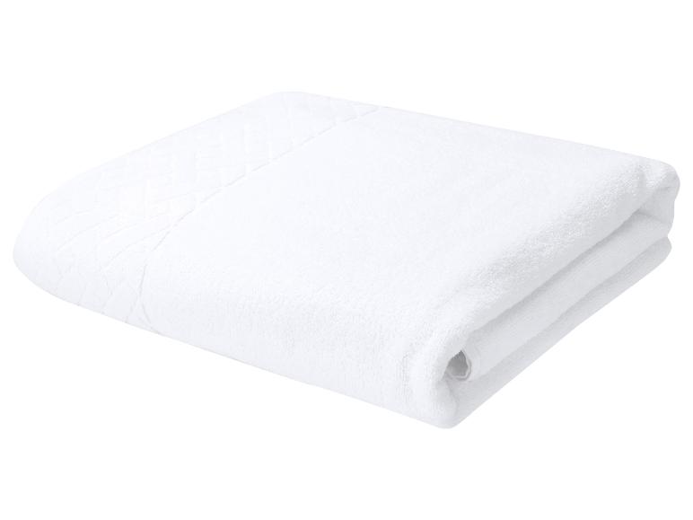Opgevouwen witte handdoek met een gestreepte band
