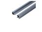 Twee grijze aluminium profielen met verschillende texturen, diagonaal geplaatst.
